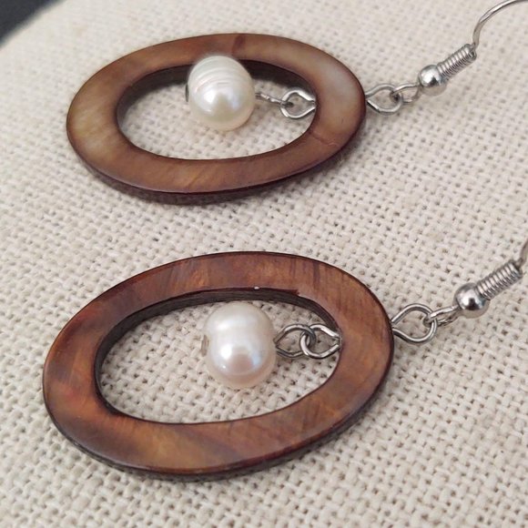 Polished shell and pearl earrings - Picture 7 of 7
